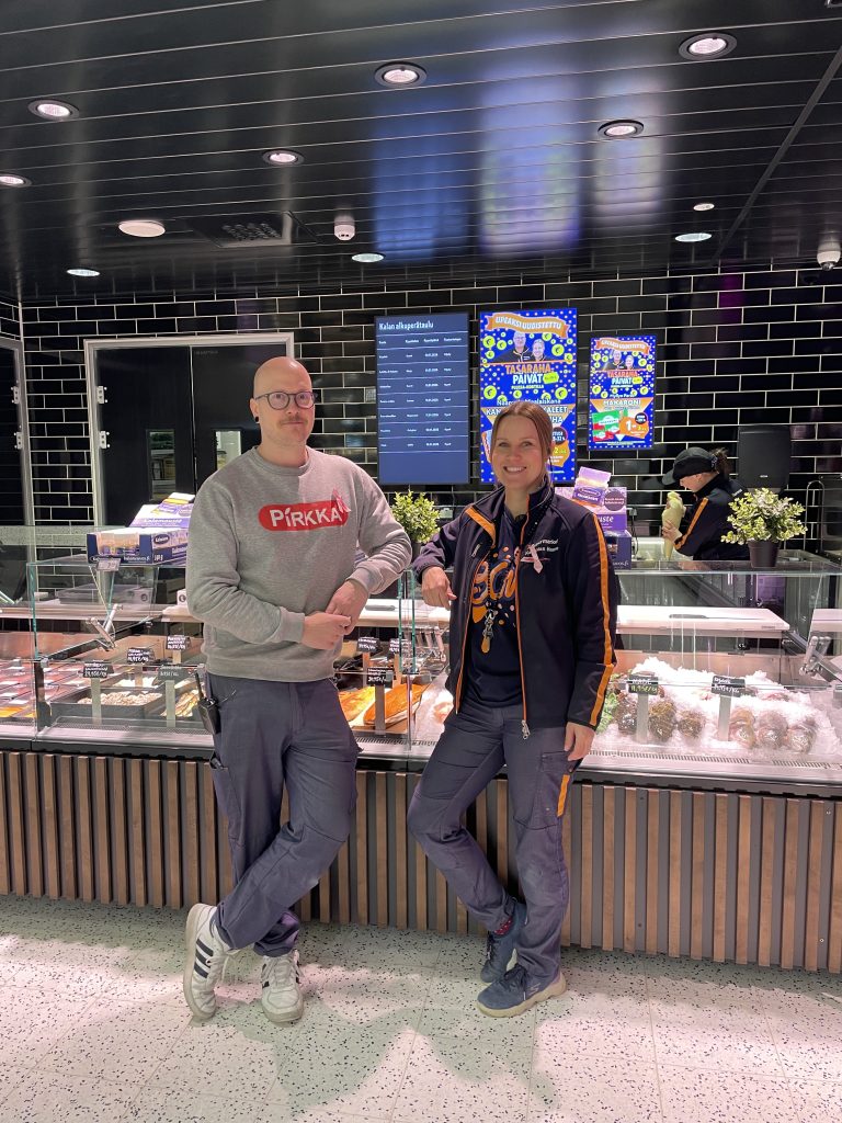K-supermarket Jäälin kauppiaat palvelutiskin edessä.