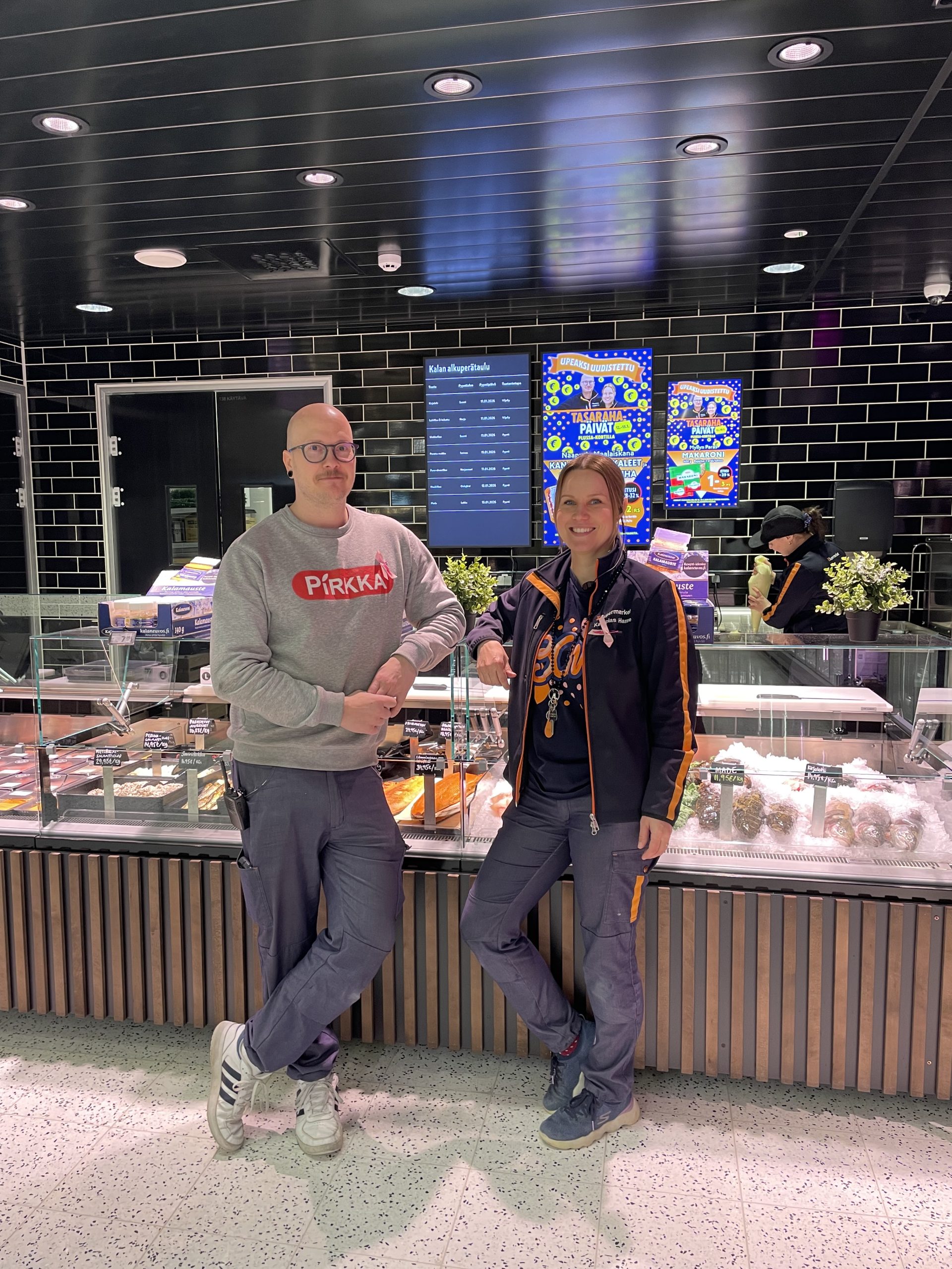 K-supermarket Jäälin kauppiaat palvelutiskin edessä.